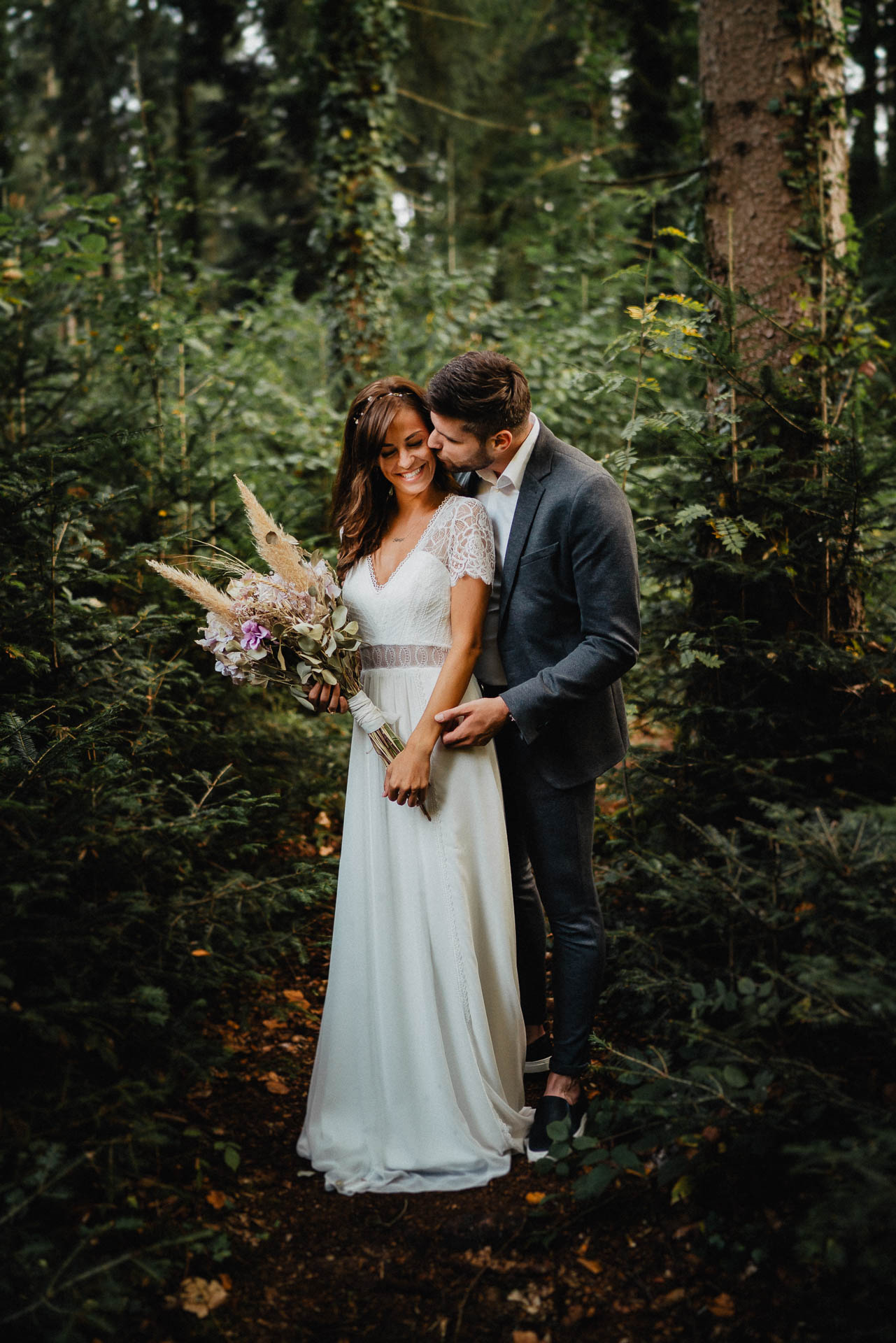 Hochzeitsfotografie auf dem Schloß Eberstein fotografiert von Lisa & Andi Photography. Emotionale Hochzeitsreportagen und Hochzeitsfilme. Braut mit einem traumhaften Boho Brautkleid von Jolie Bruchsal und Brautstrauß von AriSi das Gefühl für Feste.