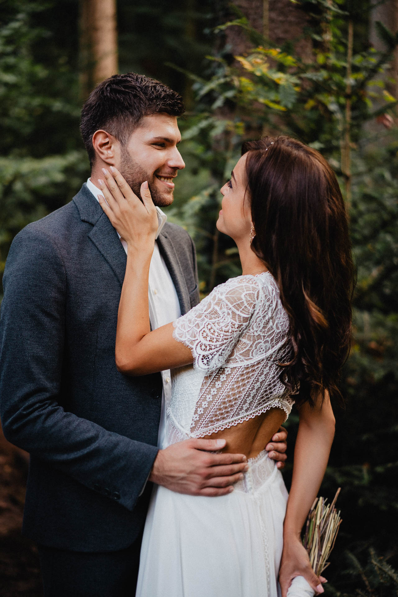 Hochzeitsfotografie auf dem Schloß Eberstein fotografiert von Lisa & Andi Photography. Emotionale Hochzeitsreportagen und Hochzeitsfilme. Braut mit einem traumhaften Boho Brautkleid von Jolie Bruchsal und Brautstrauß von AriSi das Gefühl für Feste.