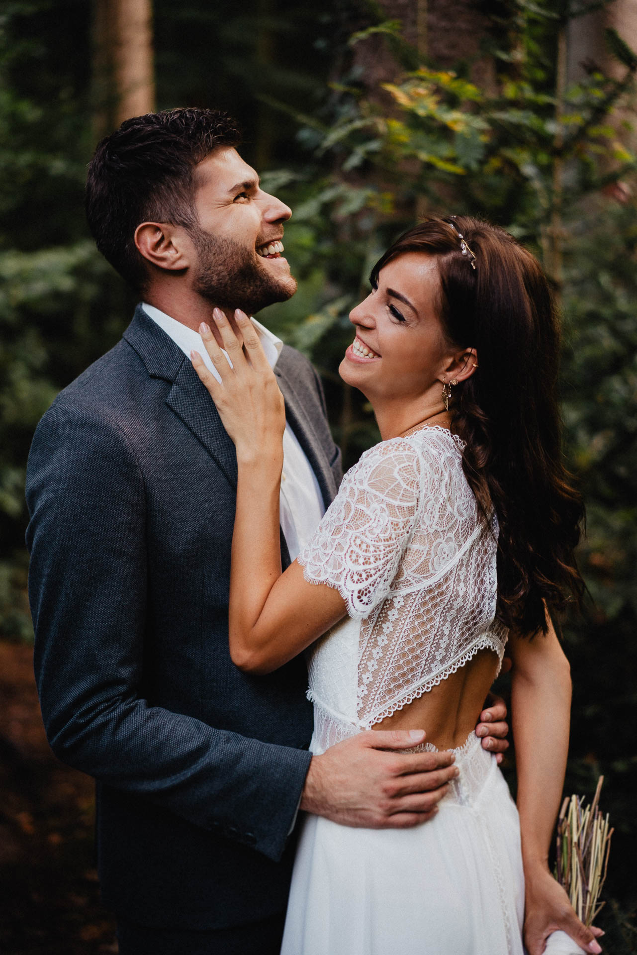 Hochzeitsfotografie auf dem Schloß Eberstein fotografiert von Lisa & Andi Photography. Emotionale Hochzeitsreportagen und Hochzeitsfilme. Braut mit einem traumhaften Boho Brautkleid von Jolie Bruchsal und Brautstrauß von AriSi das Gefühl für Feste.