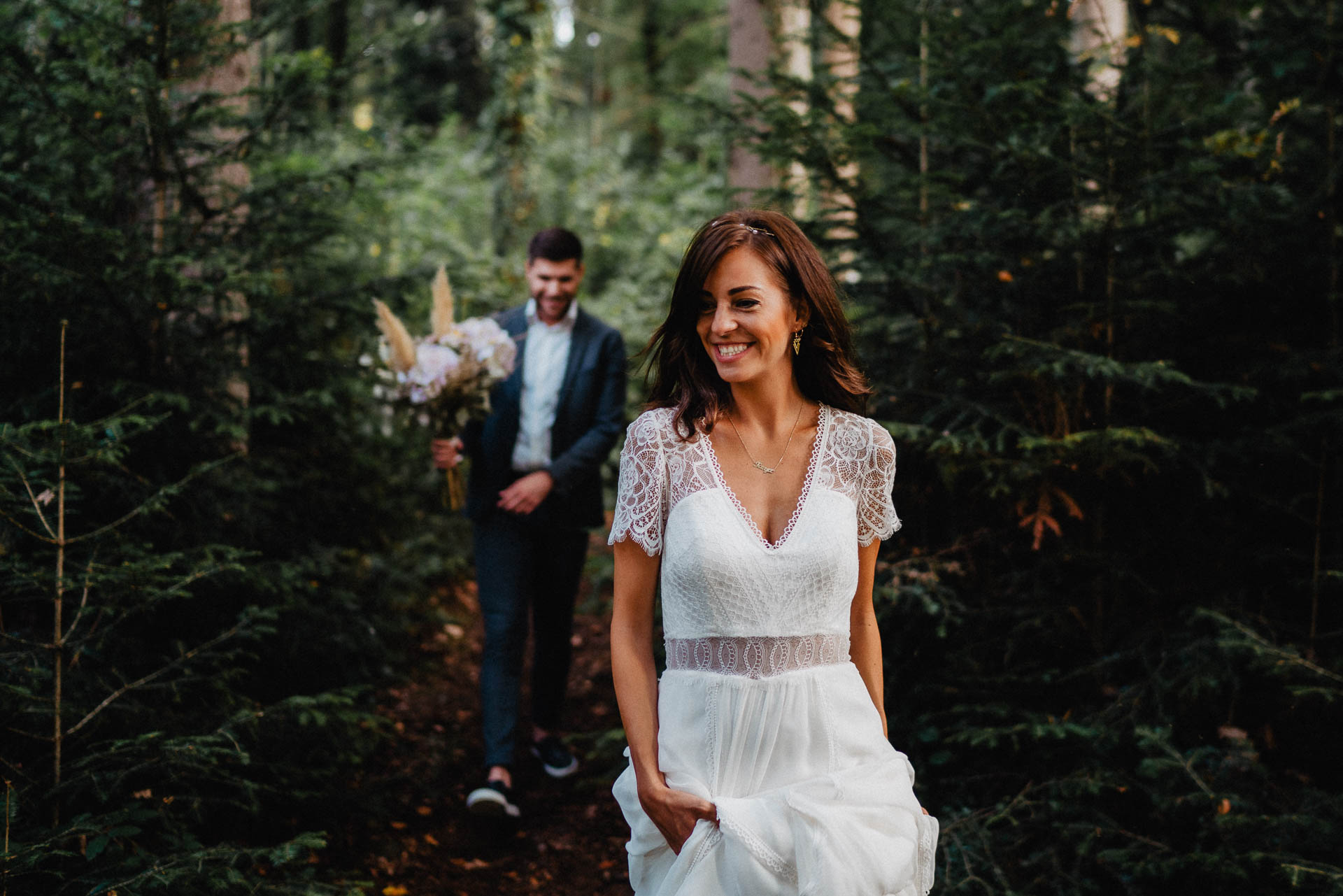 Hochzeitsfotografie auf dem Schloß Eberstein fotografiert von Lisa & Andi Photography. Emotionale Hochzeitsreportagen und Hochzeitsfilme. Braut mit einem traumhaften Boho Brautkleid von Jolie Bruchsal und Brautstrauß von AriSi das Gefühl für Feste.