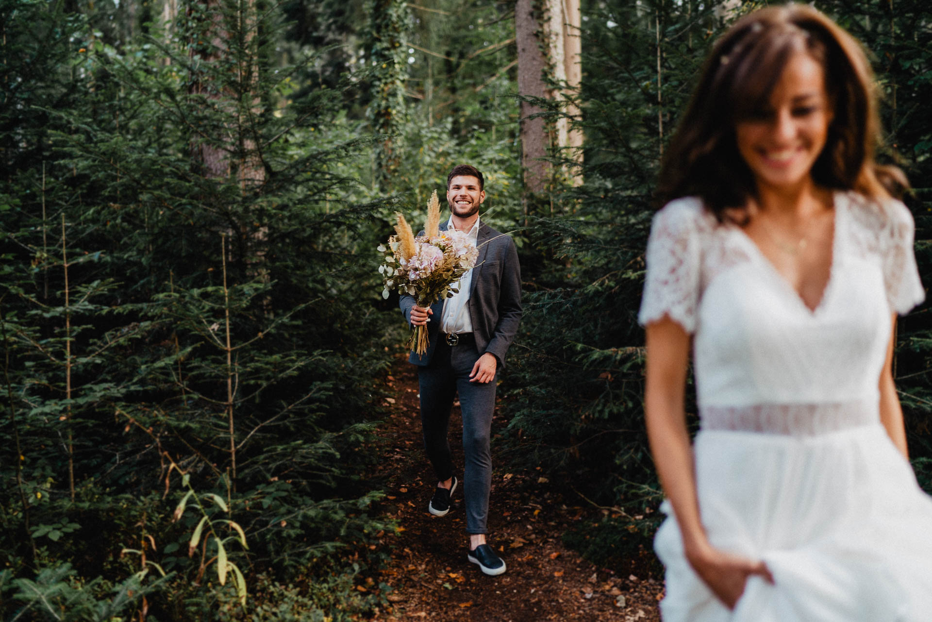 Hochzeitsfotografie auf dem Schloß Eberstein fotografiert von Lisa & Andi Photography. Emotionale Hochzeitsreportagen und Hochzeitsfilme. Braut mit einem traumhaften Boho Brautkleid von Jolie Bruchsal und Brautstrauß von AriSi das Gefühl für Feste.