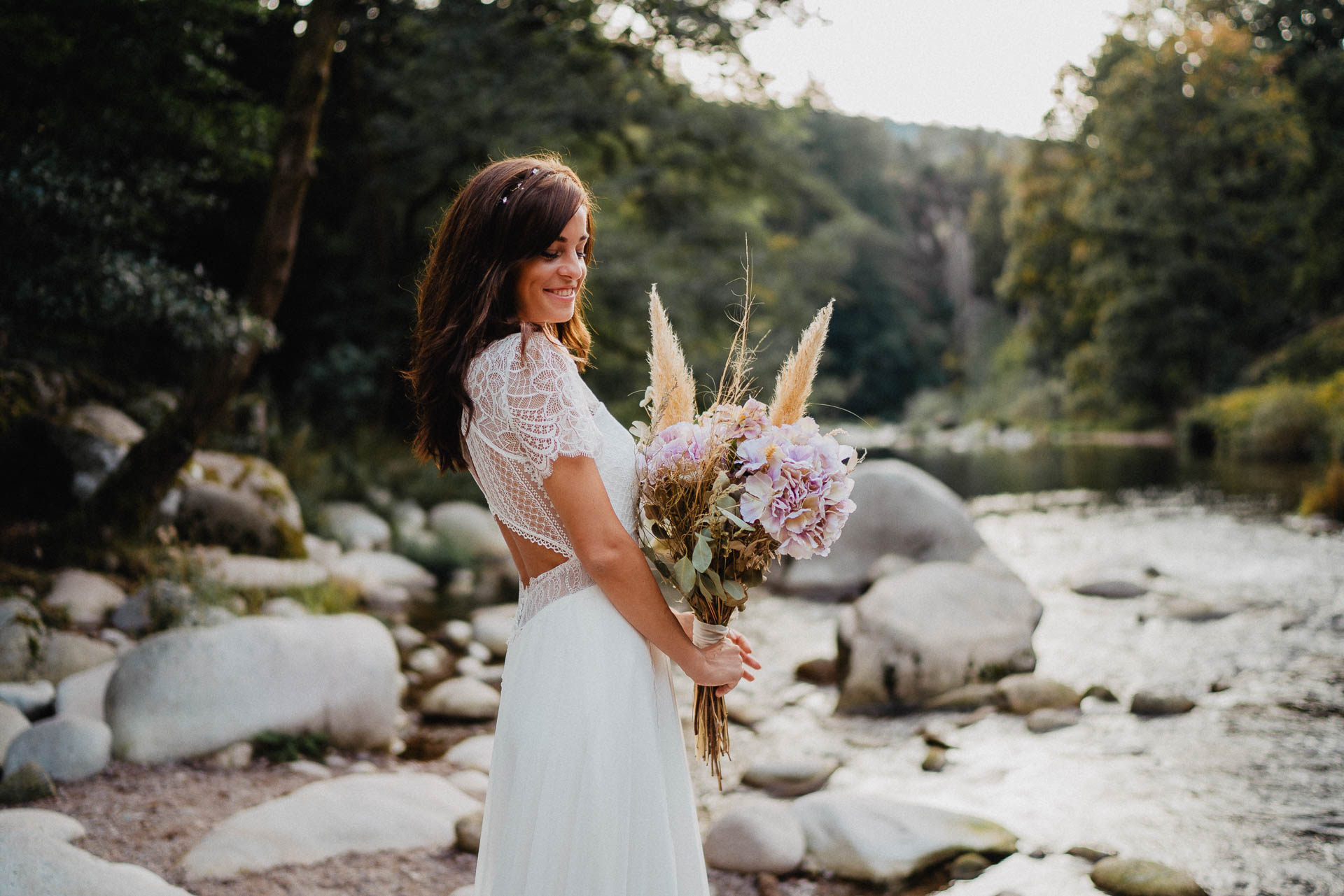Hochzeitsfotografie auf dem Schloß Eberstein fotografiert von Lisa & Andi Photography. Emotionale Hochzeitsreportagen und Hochzeitsfilme. Braut mit einem traumhaften Boho Brautkleid von Jolie Bruchsal und Brautstrauß von AriSi das Gefühl für Feste.
