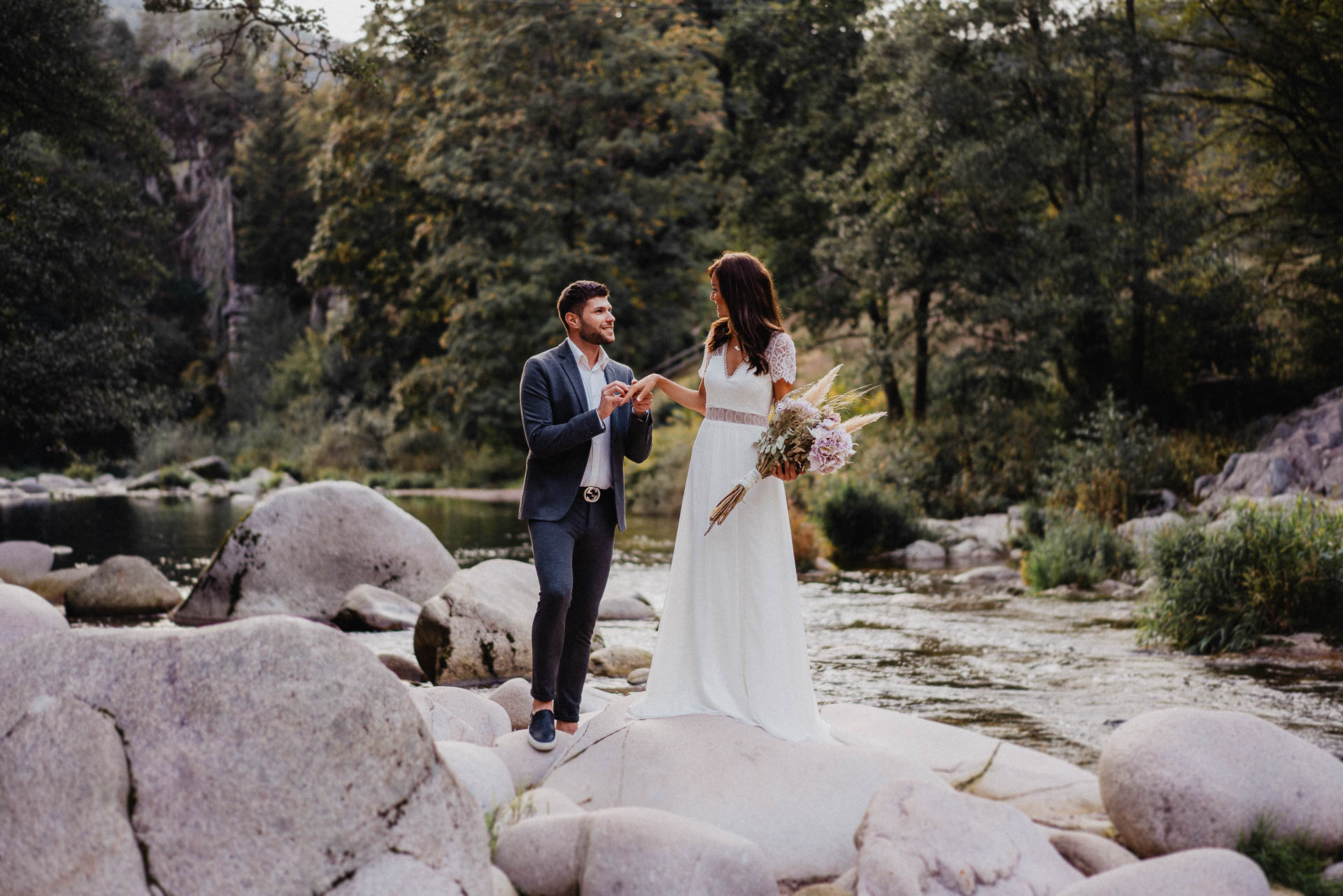 Hochzeitsfotografie auf dem Schloß Eberstein fotografiert von Lisa & Andi Photography. Emotionale Hochzeitsreportagen und Hochzeitsfilme. Braut mit einem traumhaften Boho Brautkleid von Jolie Bruchsal und Brautstrauß von AriSi das Gefühl für Feste.