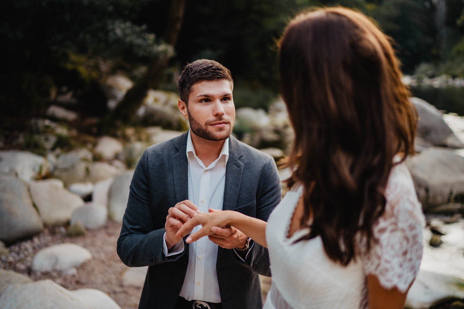Hochzeitsfotografie auf dem Schloß Eberstein fotografiert von Lisa & Andi Photography. Emotionale Hochzeitsreportagen und Hochzeitsfilme. Braut mit einem traumhaften Boho Brautkleid von Jolie Bruchsal und Brautstrauß von AriSi das Gefühl für Feste.