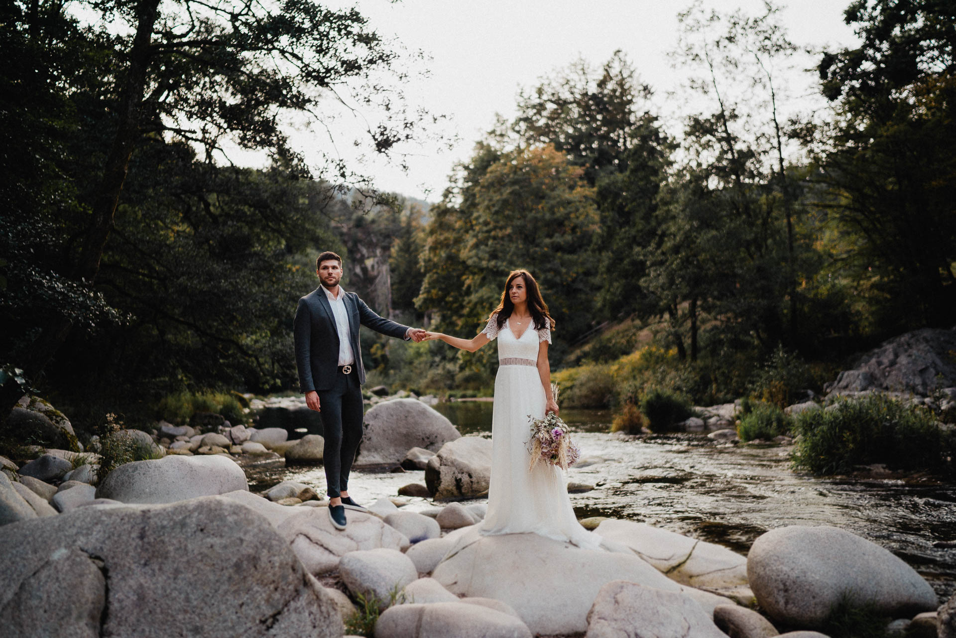 Hochzeitsfotografie auf dem Schloß Eberstein fotografiert von Lisa & Andi Photography. Emotionale Hochzeitsreportagen und Hochzeitsfilme. Braut mit einem traumhaften Boho Brautkleid von Jolie Bruchsal und Brautstrauß von AriSi das Gefühl für Feste.