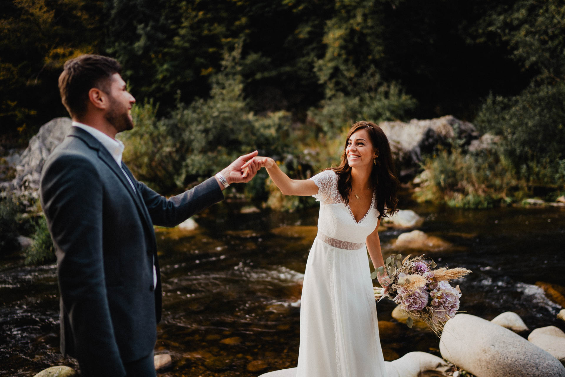 Hochzeitsfotografie auf dem Schloß Eberstein fotografiert von Lisa & Andi Photography. Emotionale Hochzeitsreportagen und Hochzeitsfilme. Braut mit einem traumhaften Boho Brautkleid von Jolie Bruchsal und Brautstrauß von AriSi das Gefühl für Feste.