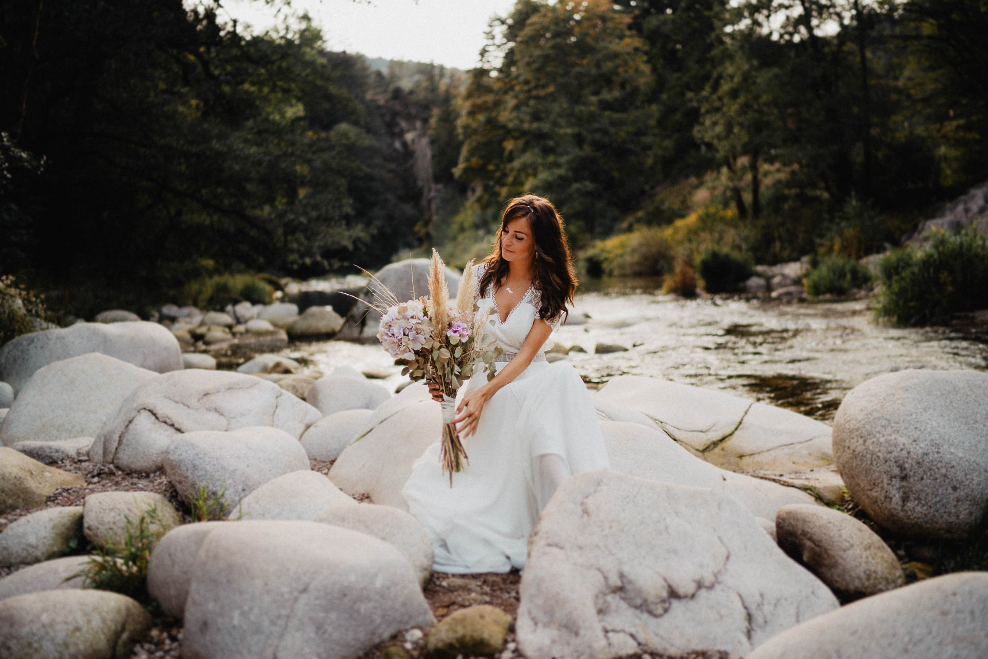 Hochzeitsfotografie auf dem Schloß Eberstein fotografiert von Lisa & Andi Photography. Emotionale Hochzeitsreportagen und Hochzeitsfilme. Braut mit einem traumhaften Boho Brautkleid von Jolie Bruchsal und Brautstrauß von AriSi das Gefühl für Feste.