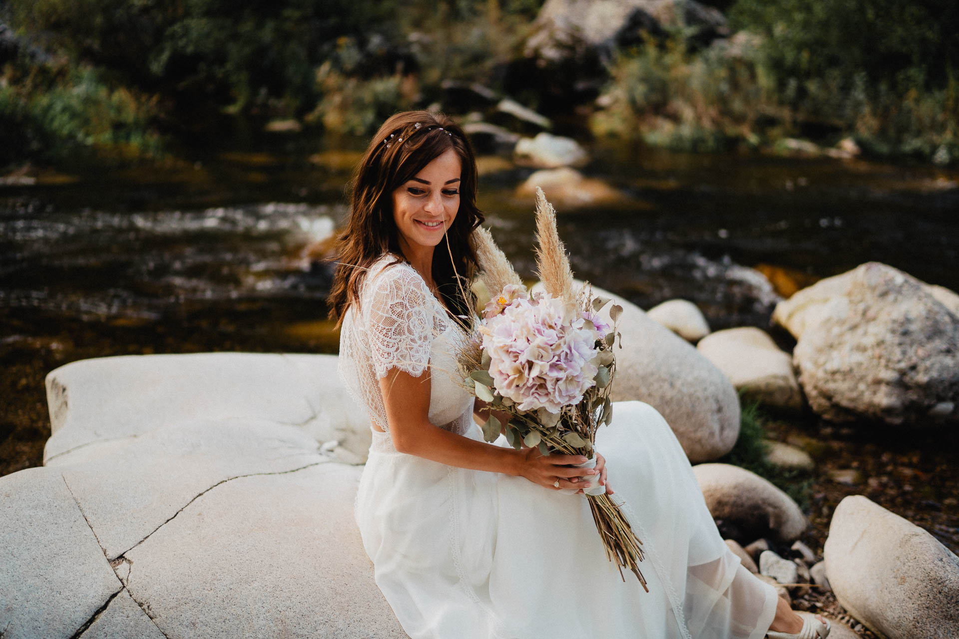 Hochzeitsfotografie auf dem Schloß Eberstein fotografiert von Lisa & Andi Photography. Emotionale Hochzeitsreportagen und Hochzeitsfilme. Braut mit einem traumhaften Boho Brautkleid von Jolie Bruchsal und Brautstrauß von AriSi das Gefühl für Feste.