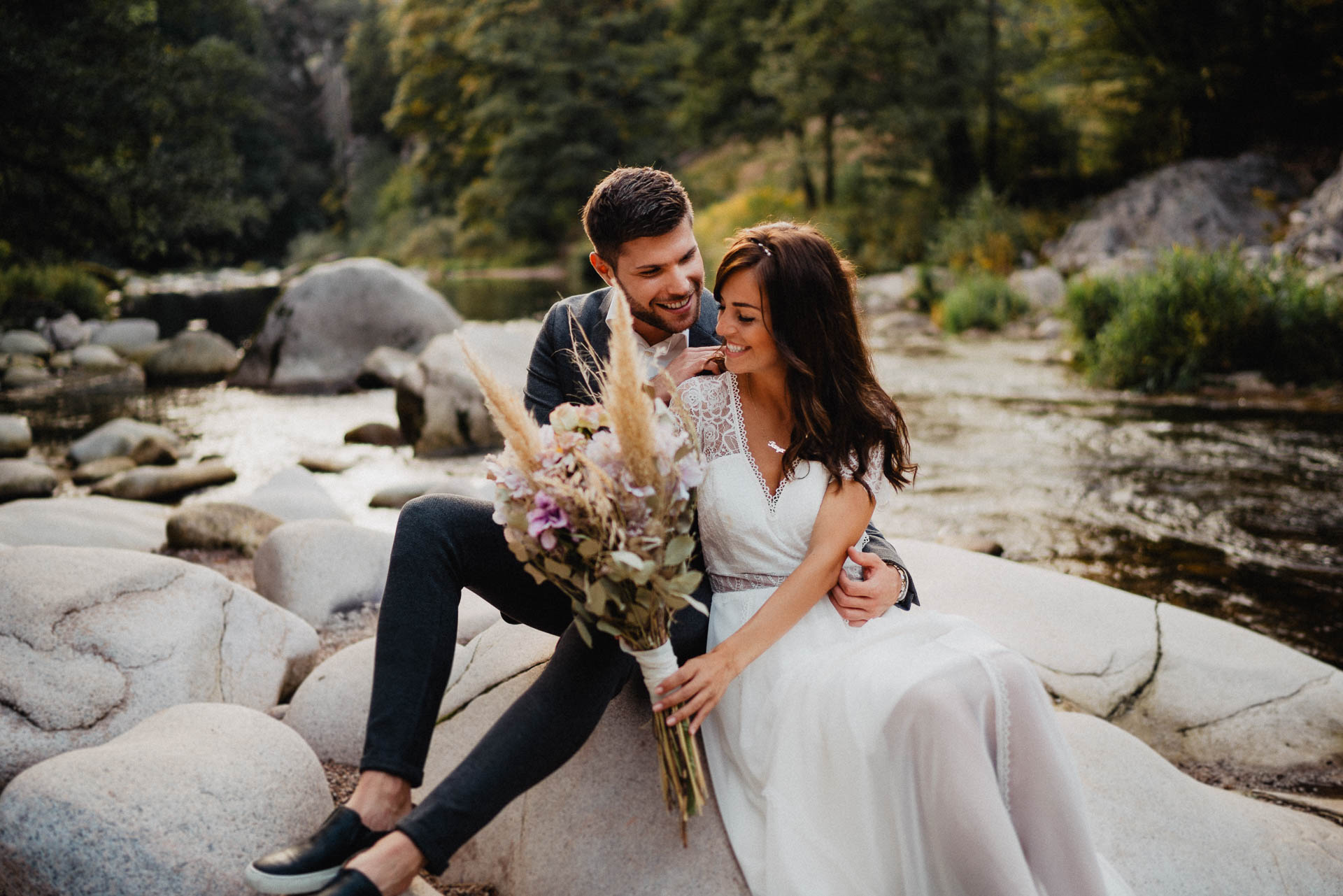 Hochzeitsfotografie auf dem Schloß Eberstein fotografiert von Lisa & Andi Photography. Emotionale Hochzeitsreportagen und Hochzeitsfilme. Braut mit einem traumhaften Boho Brautkleid von Jolie Bruchsal und Brautstrauß von AriSi das Gefühl für Feste.