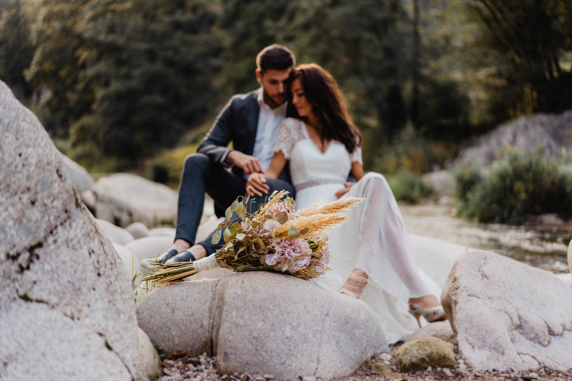 Hochzeitsfotografie auf dem Schloß Eberstein fotografiert von Lisa & Andi Photography. Emotionale Hochzeitsreportagen und Hochzeitsfilme. Braut mit einem traumhaften Boho Brautkleid von Jolie Bruchsal und Brautstrauß von AriSi das Gefühl für Feste.