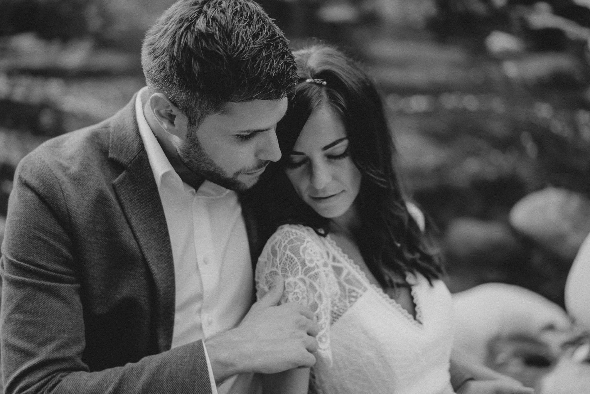 Hochzeitsfotografie auf dem Schloß Eberstein fotografiert von Lisa & Andi Photography. Emotionale Hochzeitsreportagen und Hochzeitsfilme. Braut mit einem traumhaften Boho Brautkleid von Jolie Bruchsal und Brautstrauß von AriSi das Gefühl für Feste.