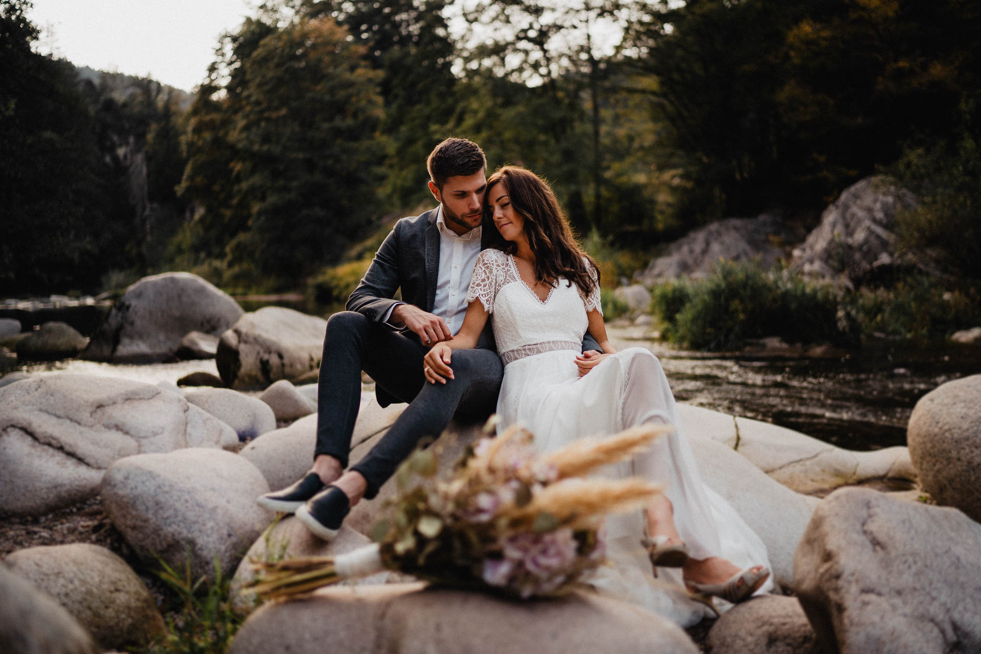 Hochzeitsfotografie auf dem Schloß Eberstein fotografiert von Lisa & Andi Photography. Emotionale Hochzeitsreportagen und Hochzeitsfilme. Braut mit einem traumhaften Boho Brautkleid von Jolie Bruchsal und Brautstrauß von AriSi das Gefühl für Feste.