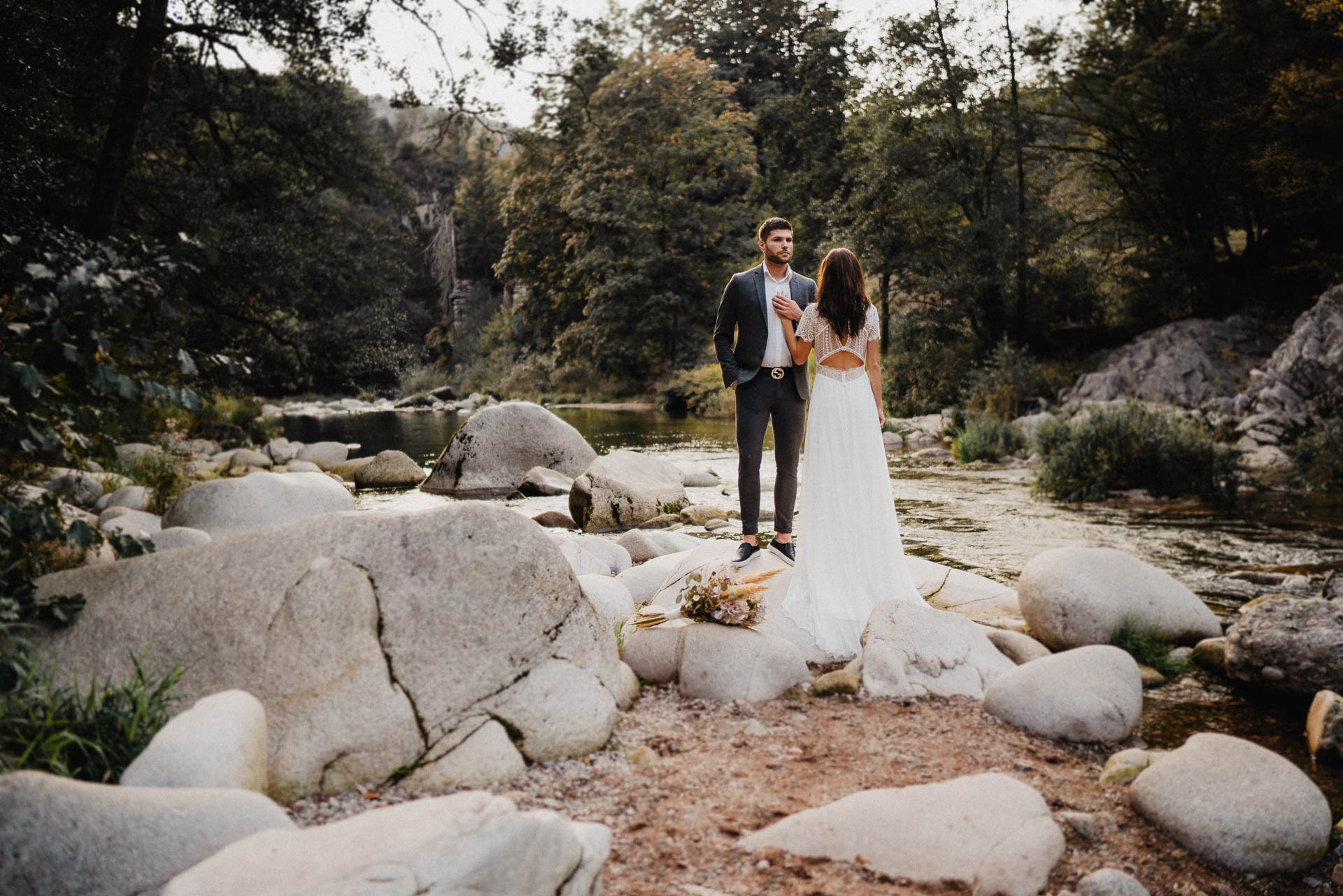 Hochzeitsfotografie auf dem Schloß Eberstein fotografiert von Lisa & Andi Photography. Emotionale Hochzeitsreportagen und Hochzeitsfilme. Braut mit einem traumhaften Boho Brautkleid von Jolie Bruchsal und Brautstrauß von AriSi das Gefühl für Feste.