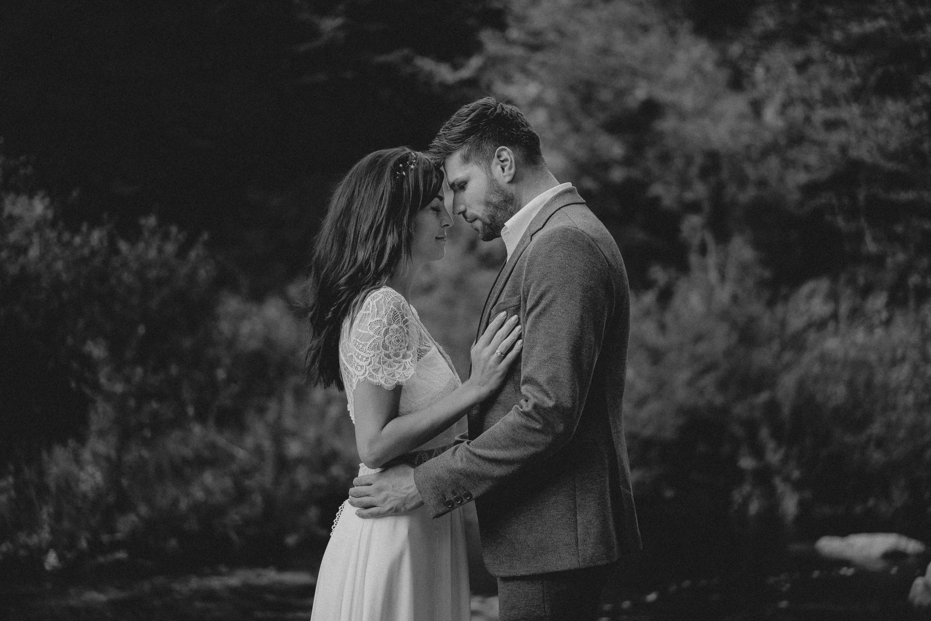 Hochzeitsfotografie auf dem Schloß Eberstein fotografiert von Lisa & Andi Photography. Emotionale Hochzeitsreportagen und Hochzeitsfilme. Braut mit einem traumhaften Boho Brautkleid von Jolie Bruchsal und Brautstrauß von AriSi das Gefühl für Feste.