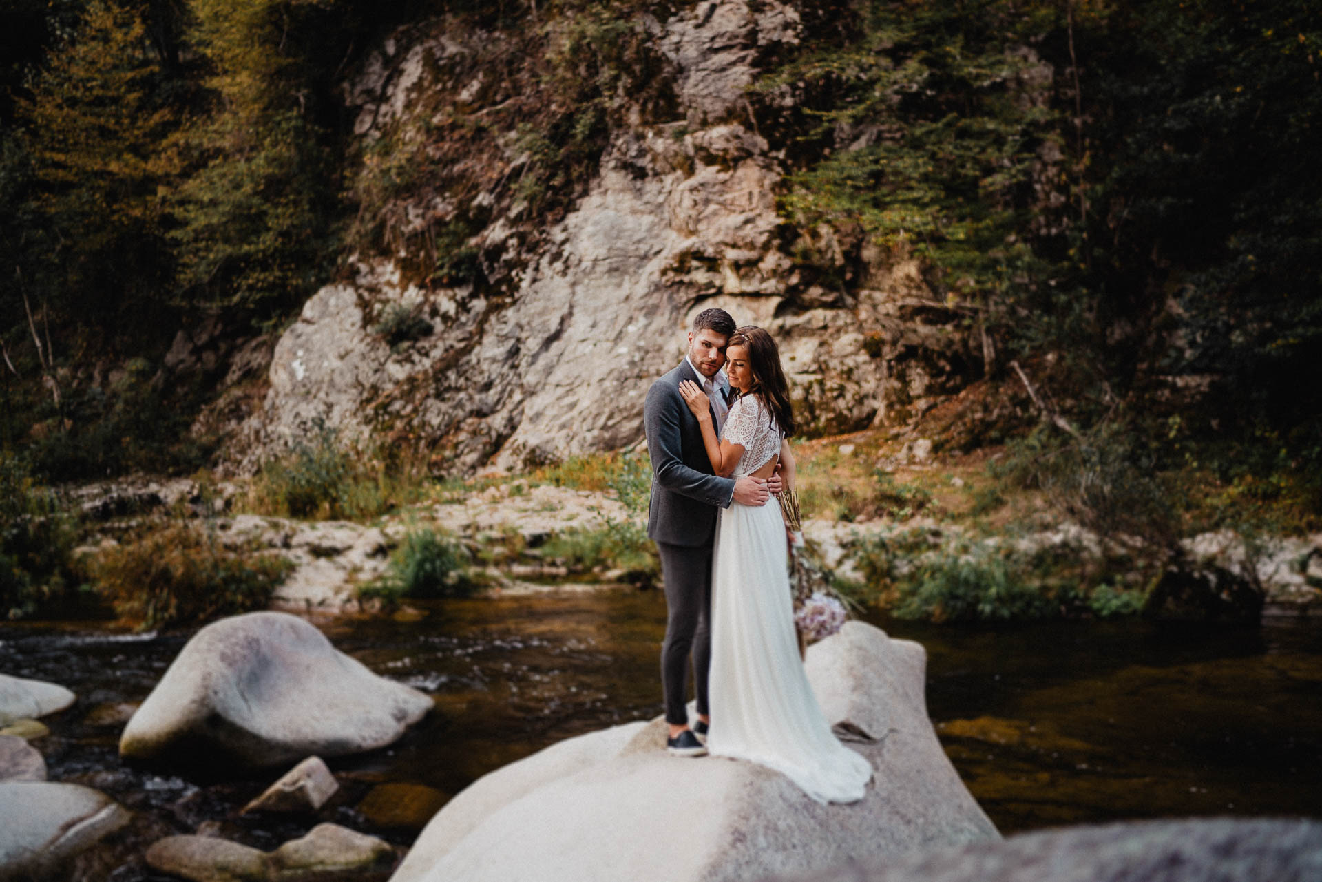 Hochzeitsfotografie auf dem Schloß Eberstein fotografiert von Lisa & Andi Photography. Emotionale Hochzeitsreportagen und Hochzeitsfilme. Braut mit einem traumhaften Boho Brautkleid von Jolie Bruchsal und Brautstrauß von AriSi das Gefühl für Feste.