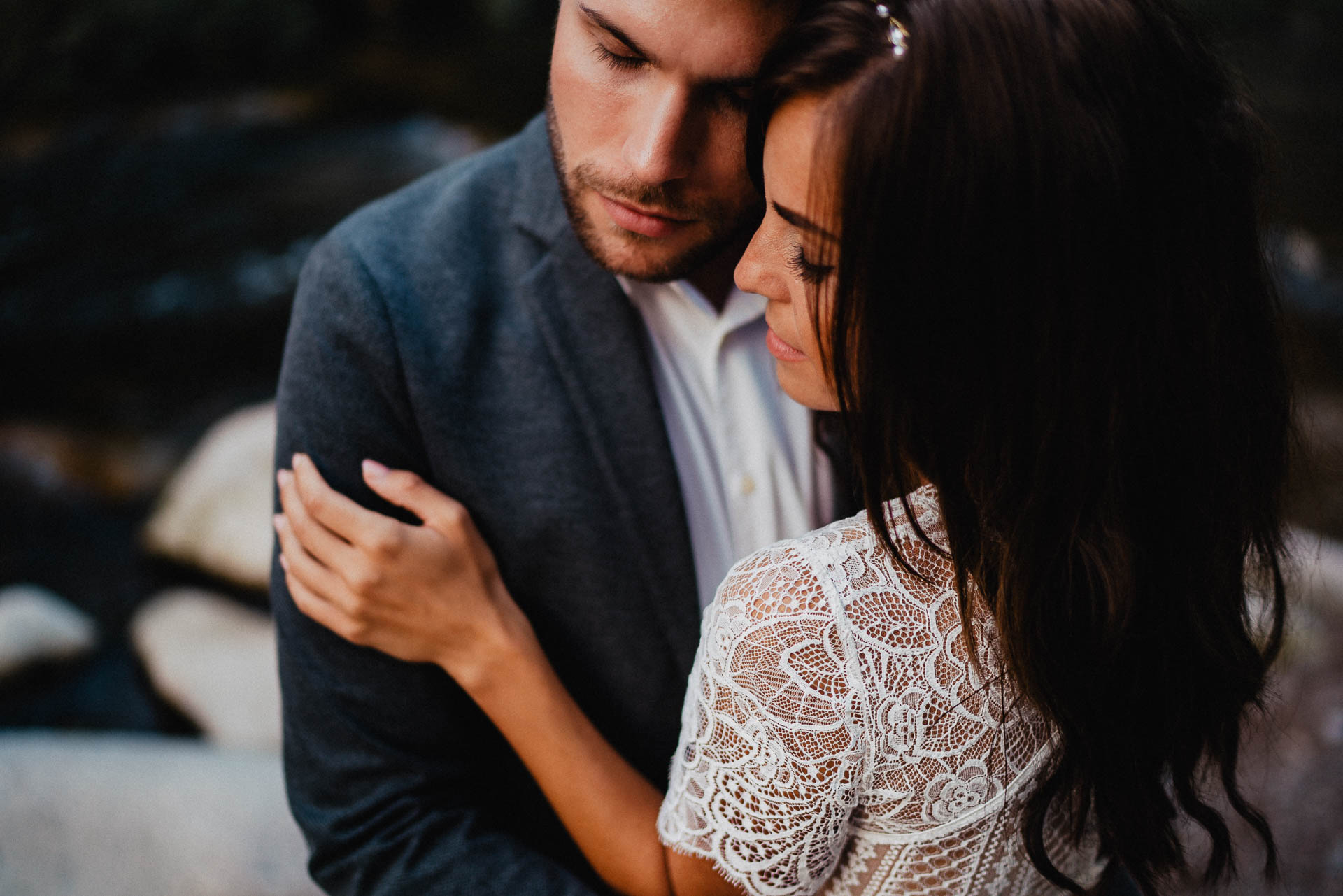 Hochzeitsfotografie auf dem Schloß Eberstein fotografiert von Lisa & Andi Photography. Emotionale Hochzeitsreportagen und Hochzeitsfilme. Braut mit einem traumhaften Boho Brautkleid von Jolie Bruchsal und Brautstrauß von AriSi das Gefühl für Feste.