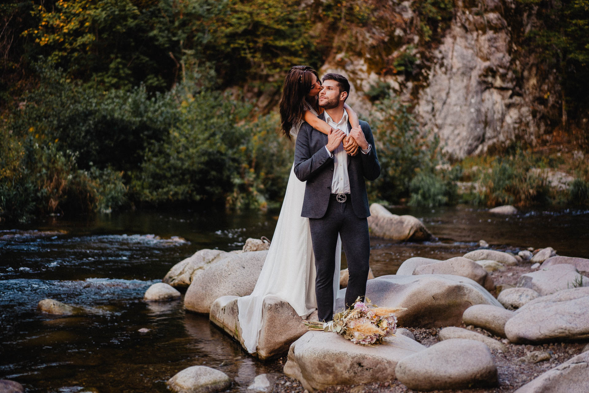 Hochzeitsfotografie auf dem Schloß Eberstein fotografiert von Lisa & Andi Photography. Emotionale Hochzeitsreportagen und Hochzeitsfilme. Braut mit einem traumhaften Boho Brautkleid von Jolie Bruchsal und Brautstrauß von AriSi das Gefühl für Feste.