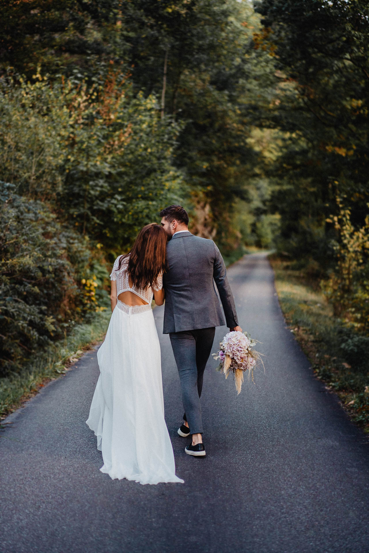 Hochzeitsfotografie auf dem Schloß Eberstein fotografiert von Lisa & Andi Photography. Emotionale Hochzeitsreportagen und Hochzeitsfilme. Braut mit einem traumhaften Boho Brautkleid von Jolie Bruchsal und Brautstrauß von AriSi das Gefühl für Feste.