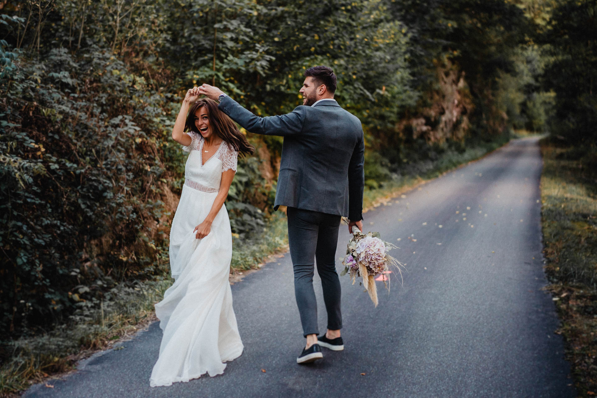 Hochzeitsfotografie auf dem Schloß Eberstein fotografiert von Lisa & Andi Photography. Emotionale Hochzeitsreportagen und Hochzeitsfilme. Braut mit einem traumhaften Boho Brautkleid von Jolie Bruchsal und Brautstrauß von AriSi das Gefühl für Feste.