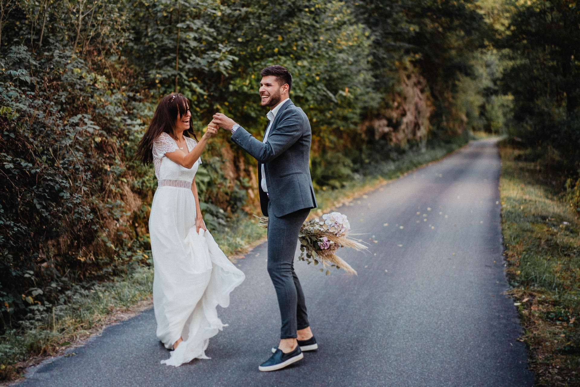 Hochzeitsfotografie auf dem Schloß Eberstein fotografiert von Lisa & Andi Photography. Emotionale Hochzeitsreportagen und Hochzeitsfilme. Braut mit einem traumhaften Boho Brautkleid von Jolie Bruchsal und Brautstrauß von AriSi das Gefühl für Feste.