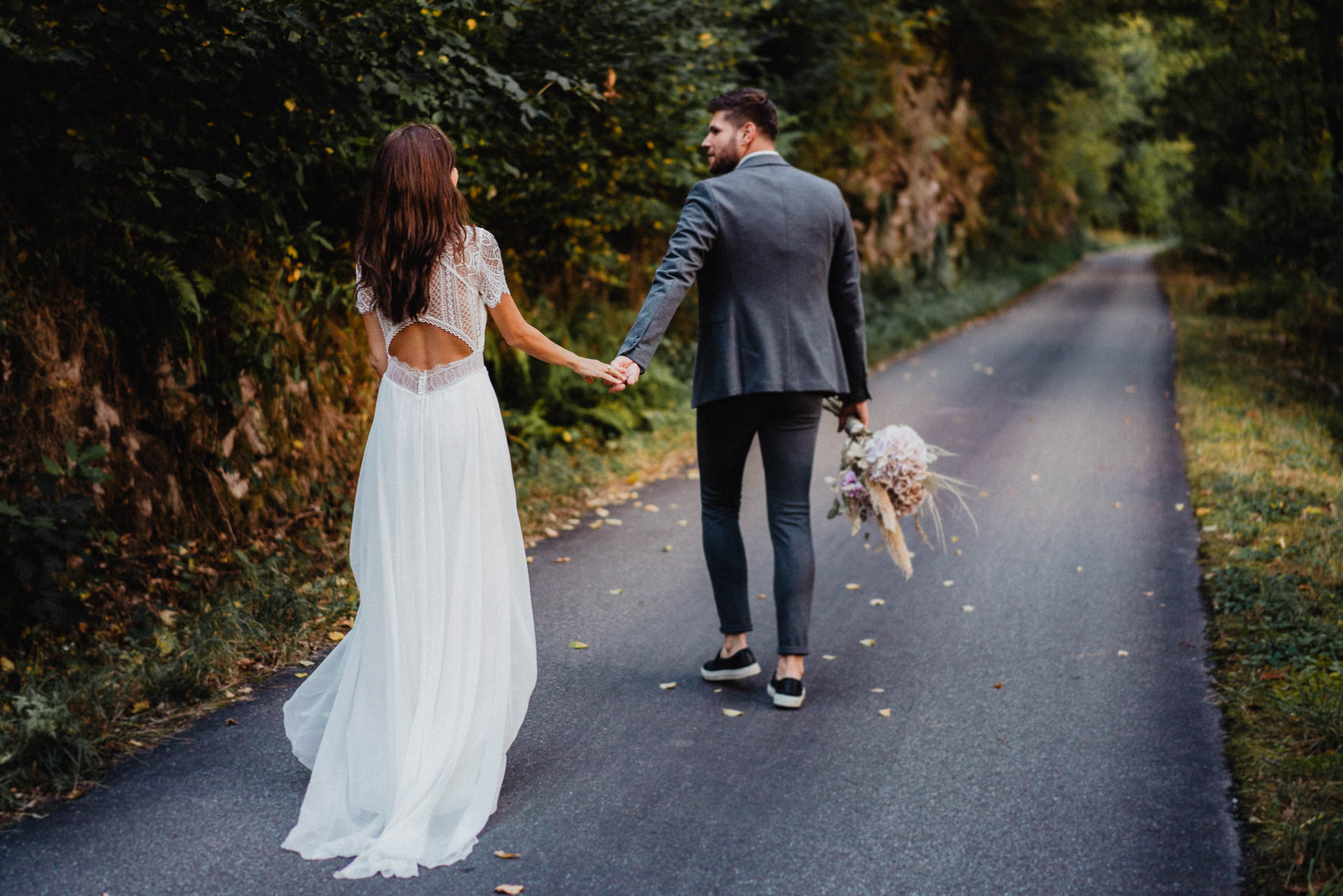 Hochzeitsfotografie auf dem Schloß Eberstein fotografiert von Lisa & Andi Photography. Emotionale Hochzeitsreportagen und Hochzeitsfilme. Braut mit einem traumhaften Boho Brautkleid von Jolie Bruchsal und Brautstrauß von AriSi das Gefühl für Feste.