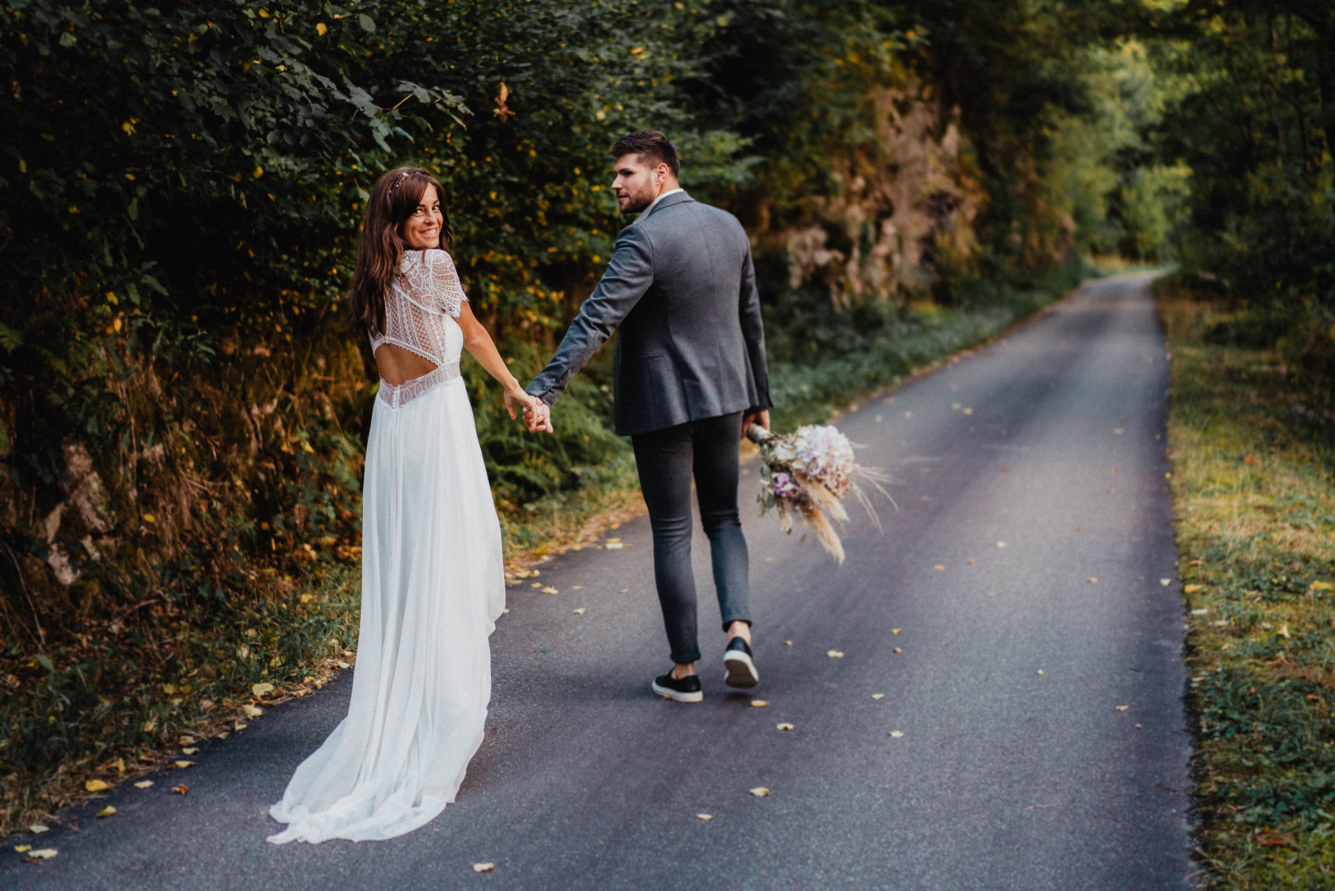 Hochzeitsfotografie auf dem Schloß Eberstein fotografiert von Lisa & Andi Photography. Emotionale Hochzeitsreportagen und Hochzeitsfilme. Braut mit einem traumhaften Boho Brautkleid von Jolie Bruchsal und Brautstrauß von AriSi das Gefühl für Feste.