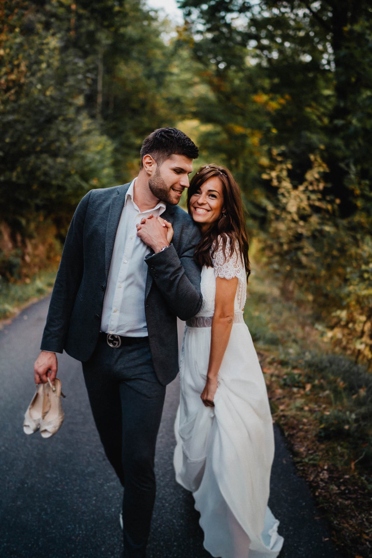 Hochzeitsfotografie auf dem Schloß Eberstein fotografiert von Lisa & Andi Photography. Emotionale Hochzeitsreportagen und Hochzeitsfilme. Braut mit einem traumhaften Boho Brautkleid von Jolie Bruchsal und Brautstrauß von AriSi das Gefühl für Feste.