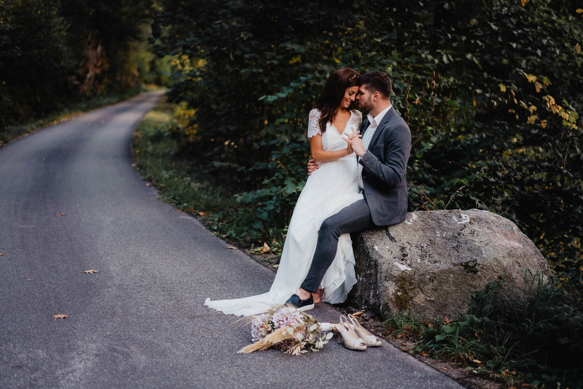 Hochzeitsfotografie auf dem Schloß Eberstein fotografiert von Lisa & Andi Photography. Emotionale Hochzeitsreportagen und Hochzeitsfilme. Braut mit einem traumhaften Boho Brautkleid von Jolie Bruchsal und Brautstrauß von AriSi das Gefühl für Feste.