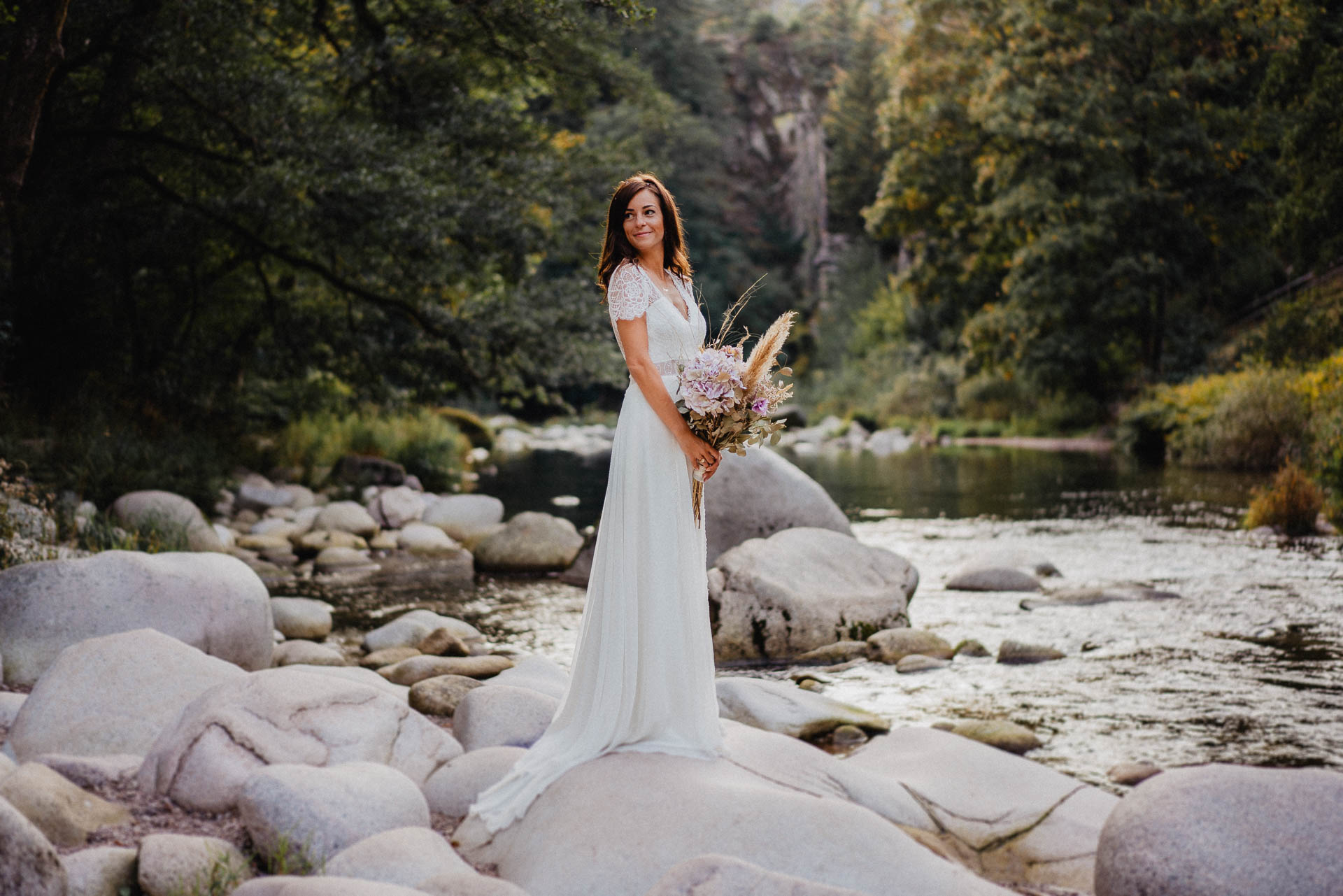 Hochzeitsfotografie in Stuttgart von Lisa & Andi Photography. Hochzeitsreportagen und Hochzeitsfilme. Authentische Hochzeitsbilder von Braut und Bräutigam beim Paarshooting am Hochzeitstag. Traumhaftes Brautkleid von Jolie Bruchsal. Brautstrauß von AriSi das Gefühl für Feste.