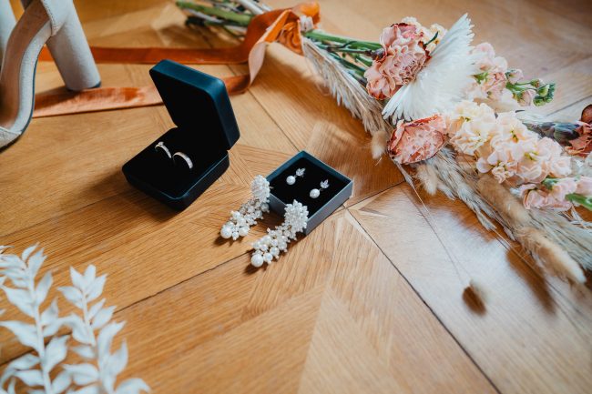 Hochzeit im Schloss Neuweier bei Baden-Baden fotografiert von Lisa&Andi Photography. Mitglied der Blackforest-Wedding-Crew. Getting Ready der Braut mit Brautkleid von Meinbrautkleid.de