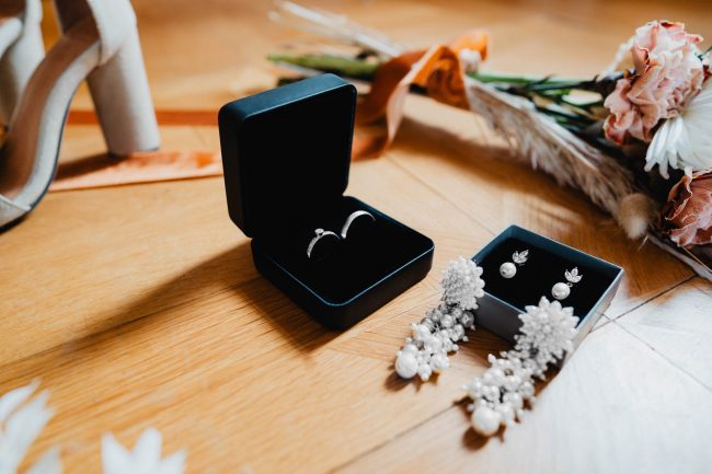 Hochzeit im Schloss Neuweier bei Baden-Baden fotografiert von Lisa&Andi Photography. Mitglied der Blackforest-Wedding-Crew. Getting Ready der Braut mit Brautkleid von Meinbrautkleid.de