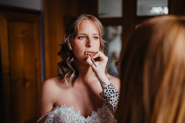 Hochzeit im Schloss Neuweier bei Baden-Baden fotografiert von Lisa&Andi Photography. Mitglied der Blackforest-Wedding-Crew. Getting Ready der Braut mit Brautkleid von Meinbrautkleid.de