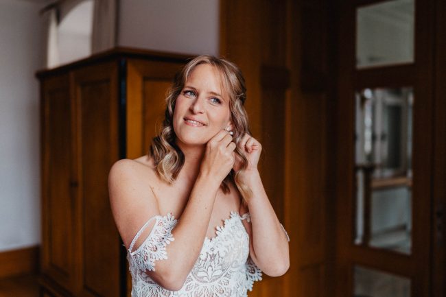Hochzeit im Schloss Neuweier bei Baden-Baden fotografiert von Lisa&Andi Photography. Mitglied der Blackforest-Wedding-Crew. Getting Ready der Braut mit Brautkleid von Meinbrautkleid.de