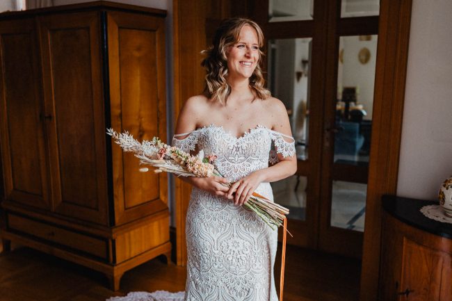 Hochzeit im Schloss Neuweier bei Baden-Baden fotografiert von Lisa&Andi Photography. Mitglied der Blackforest-Wedding-Crew. Getting Ready der Braut mit Brautkleid von Meinbrautkleid.de und einem Brautstrauß von Wundertoll die Eventwerkstatt.