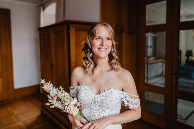 Hochzeit im Schloss Neuweier bei Baden-Baden fotografiert von Lisa&Andi Photography. Mitglied der Blackforest-Wedding-Crew. Getting Ready der Braut mit Brautkleid von Meinbrautkleid.de und einem Brautstrauß von Wundertoll die Eventwerkstatt.