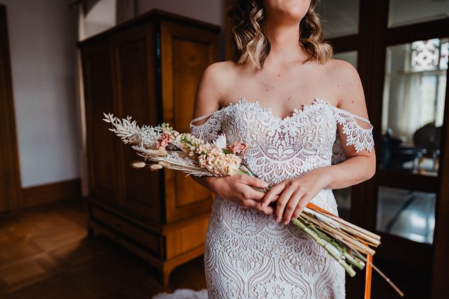 Hochzeit im Schloss Neuweier bei Baden-Baden fotografiert von Lisa&Andi Photography. Mitglied der Blackforest-Wedding-Crew. Getting Ready der Braut mit Brautkleid von Meinbrautkleid.de und einem Brautstrauß von Wundertoll die Eventwerkstatt.