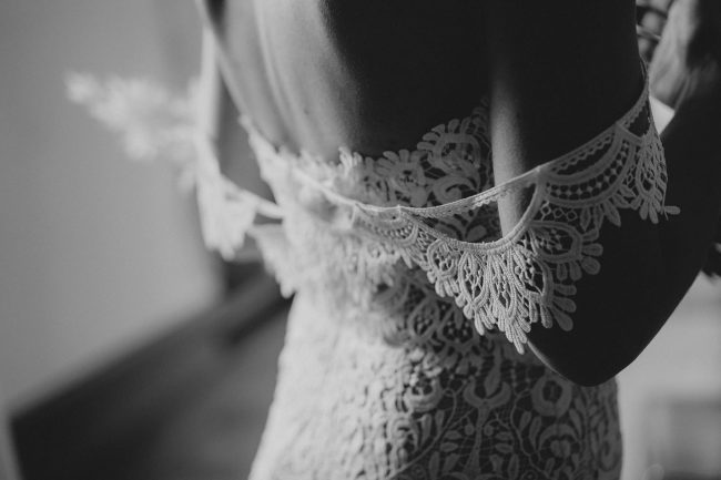 Hochzeit im Schloss Neuweier bei Baden-Baden fotografiert von Lisa&Andi Photography. Mitglied der Blackforest-Wedding-Crew. Getting Ready der Braut mit Brautkleid von Meinbrautkleid.de und einem Brautstrauß von Wundertoll die Eventwerkstatt.