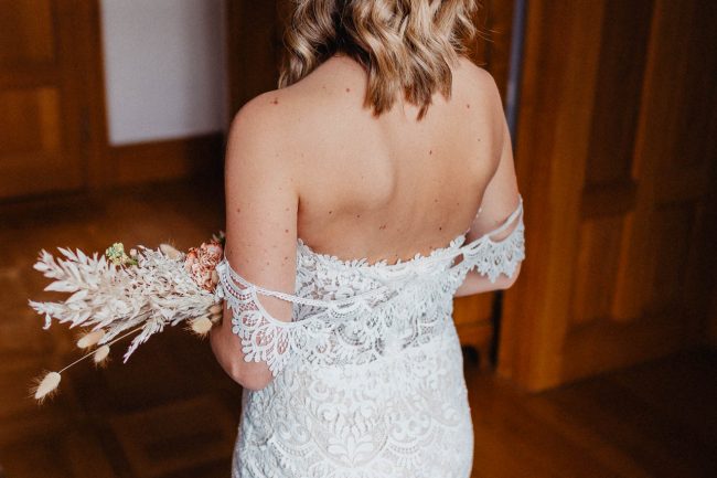 Hochzeit im Schloss Neuweier bei Baden-Baden fotografiert von Lisa&Andi Photography. Mitglied der Blackforest-Wedding-Crew. Getting Ready der Braut mit Brautkleid von Meinbrautkleid.de und einem Brautstrauß von Wundertoll die Eventwerkstatt.