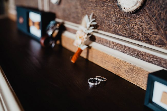 Hochzeit im Schloss Neuweier bei Baden-Baden fotografiert von Lisa&Andi Photography. Mitglied der Blackforest-Wedding-Crew. Getting Ready des Bräutigams mit handgemachten Holzfliegen von Schwarzwaldfliege.