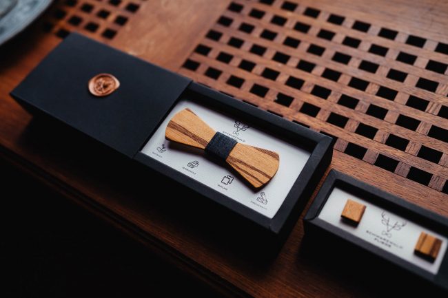 Hochzeit im Schloss Neuweier bei Baden-Baden fotografiert von Lisa&Andi Photography. Mitglied der Blackforest-Wedding-Crew. Getting Ready des Bräutigams mit handgemachten Holzfliegen von Schwarzwaldfliege.