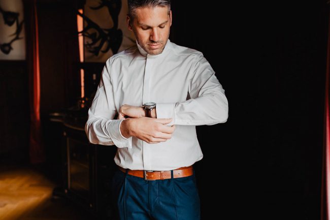 Hochzeit im Schloss Neuweier bei Baden-Baden fotografiert von Lisa&Andi Photography. Mitglied der Blackforest-Wedding-Crew. Getting Ready des Bräutigams mit handgemachten Holzfliegen von Schwarzwaldfliege.