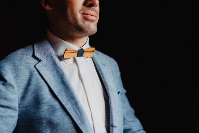 Hochzeit im Schloss Neuweier bei Baden-Baden fotografiert von Lisa&Andi Photography. Mitglied der Blackforest-Wedding-Crew. Getting Ready des Bräutigams mit handgemachten Holzfliegen von Schwarzwaldfliege.