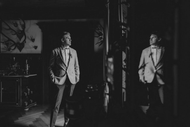 Hochzeit im Schloss Neuweier bei Baden-Baden fotografiert von Lisa&Andi Photography. Mitglied der Blackforest-Wedding-Crew. Getting Ready des Bräutigams mit handgemachten Holzfliegen von Schwarzwaldfliege.