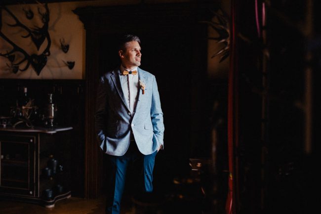 Hochzeit im Schloss Neuweier bei Baden-Baden fotografiert von Lisa&Andi Photography. Mitglied der Blackforest-Wedding-Crew. Getting Ready des Bräutigams mit handgemachten Holzfliegen von Schwarzwaldfliege.