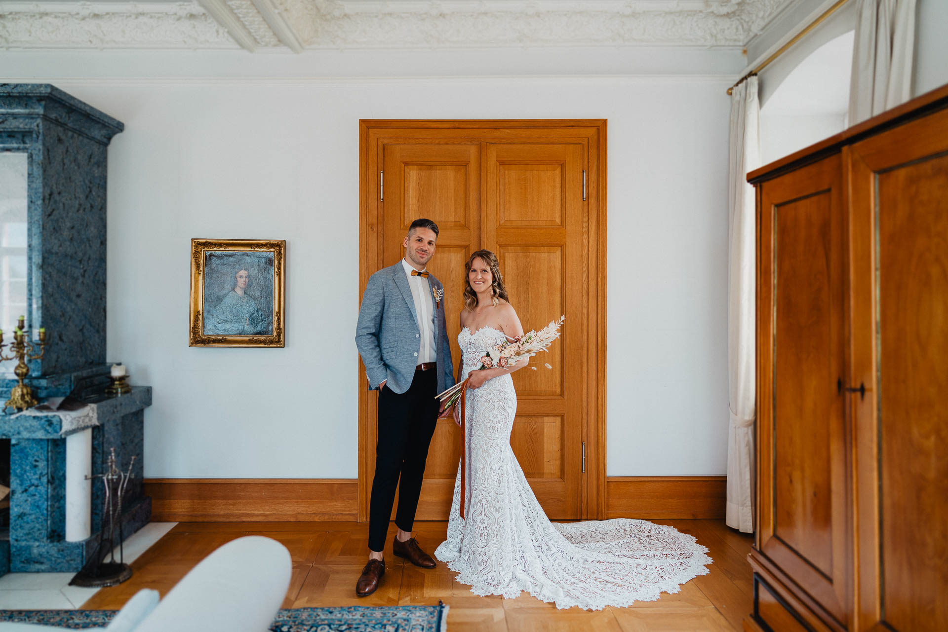 Hochzeit im Schloss Neuweier bei Baden-Baden fotografiert von Lisa&Andi Photography. Mitglied der Blackforest-Wedding-Crew. Getting Ready des Bräutigams mit handgemachten Holzfliegen von Schwarzwaldfliege.