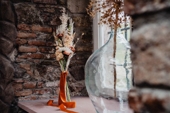 Hochzeit im Schloss Neuweier bei Baden-Baden fotografiert von Lisa&Andi Photography. Mitglied der Blackforest-Wedding-Crew. Brautstrauß von Wundertoll die Eventwerkstatt.