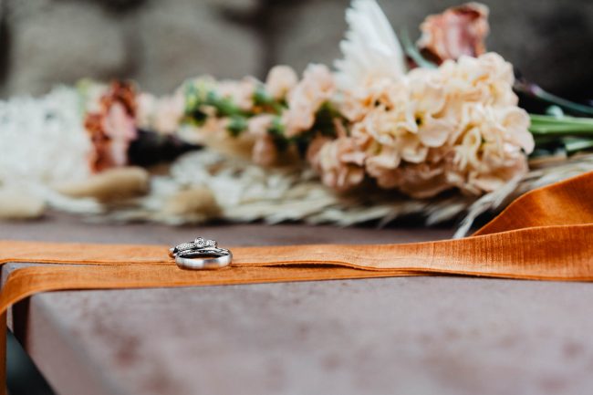 Hochzeit im Schloss Neuweier bei Baden-Baden fotografiert von Lisa&Andi Photography. Mitglied der Blackforest-Wedding-Crew. Trauringe Eheringe von Brillant Trauring Studio Bühl