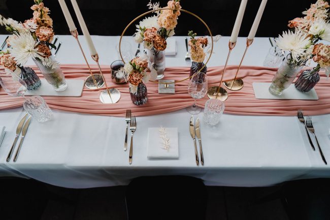 Hochzeit im Schloss Neuweier bei Baden-Baden fotografiert von Lisa&Andi Photography. Mitglied der Blackforest-Wedding-Crew. Hochzeitsdekoration Dekokonzept von Wundertoll die Eventwerkstatt.