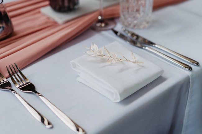 Hochzeit im Schloss Neuweier bei Baden-Baden fotografiert von Lisa&Andi Photography. Mitglied der Blackforest-Wedding-Crew. Hochzeitsdekoration Dekokonzept von Wundertoll die Eventwerkstatt.