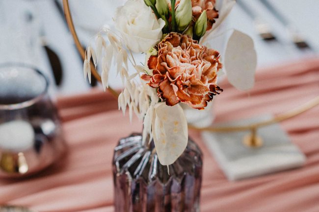 Hochzeit im Schloss Neuweier bei Baden-Baden fotografiert von Lisa&Andi Photography. Mitglied der Blackforest-Wedding-Crew. Hochzeitsdekoration Dekokonzept von Wundertoll die Eventwerkstatt.